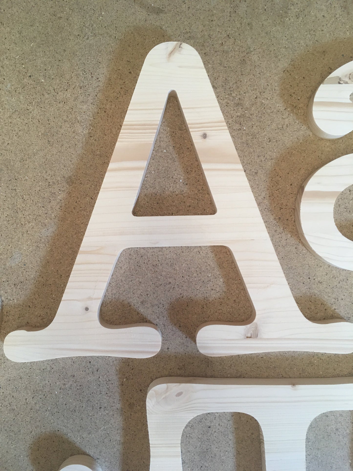 Letras de madera natural para formar nombres y frases