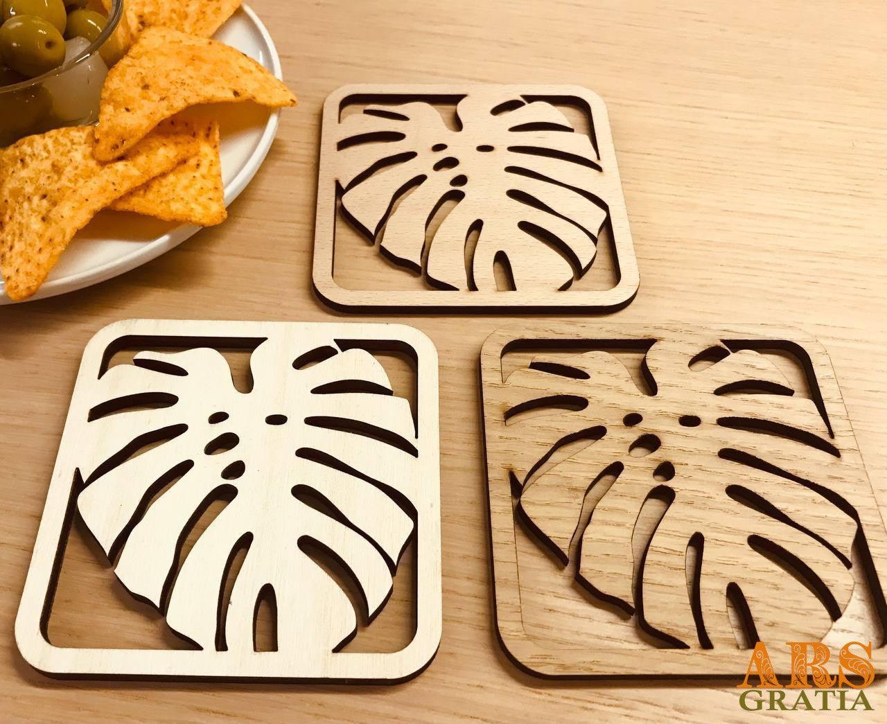 reposa vasos de hojas de monsterra salva manteles