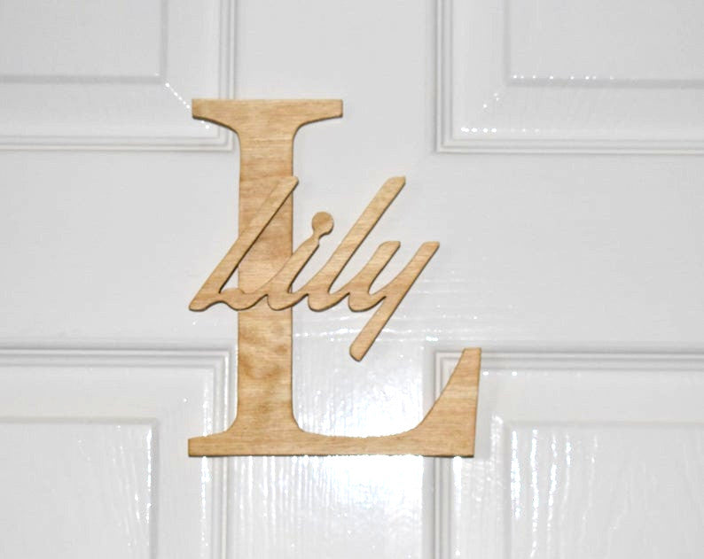 Iniciales y nombre de madera para puerta infantil