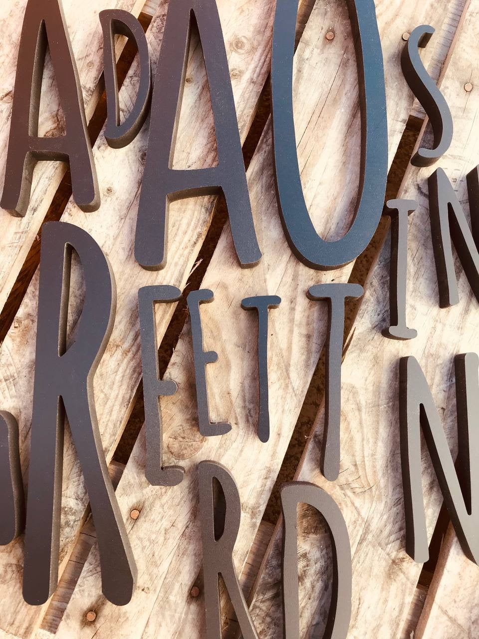 Letras blancas, negras, de color, de madera