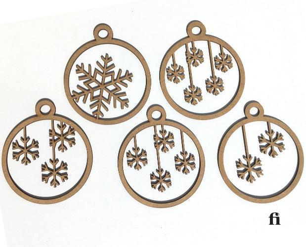 Boules de Noël avec des flocons de neige