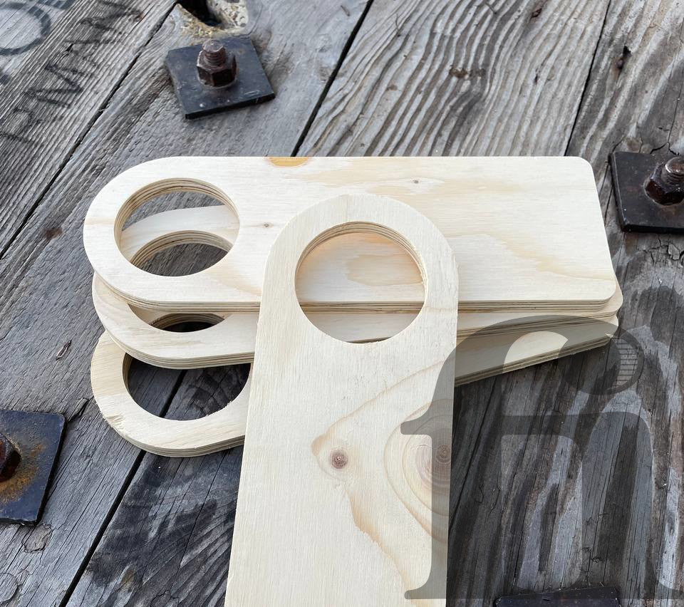 Cuelga-puertas de madera