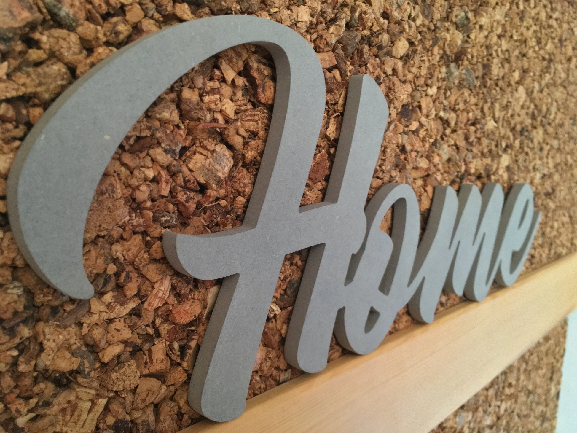 Nombre de madera gris para colgar en una pared o puerta