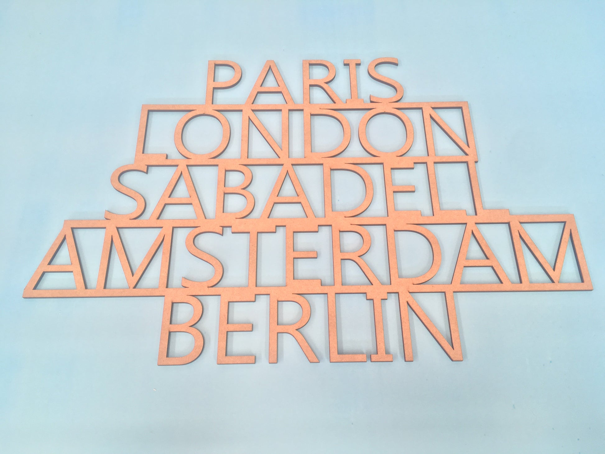 Cartel decorativo de madera con ciudades