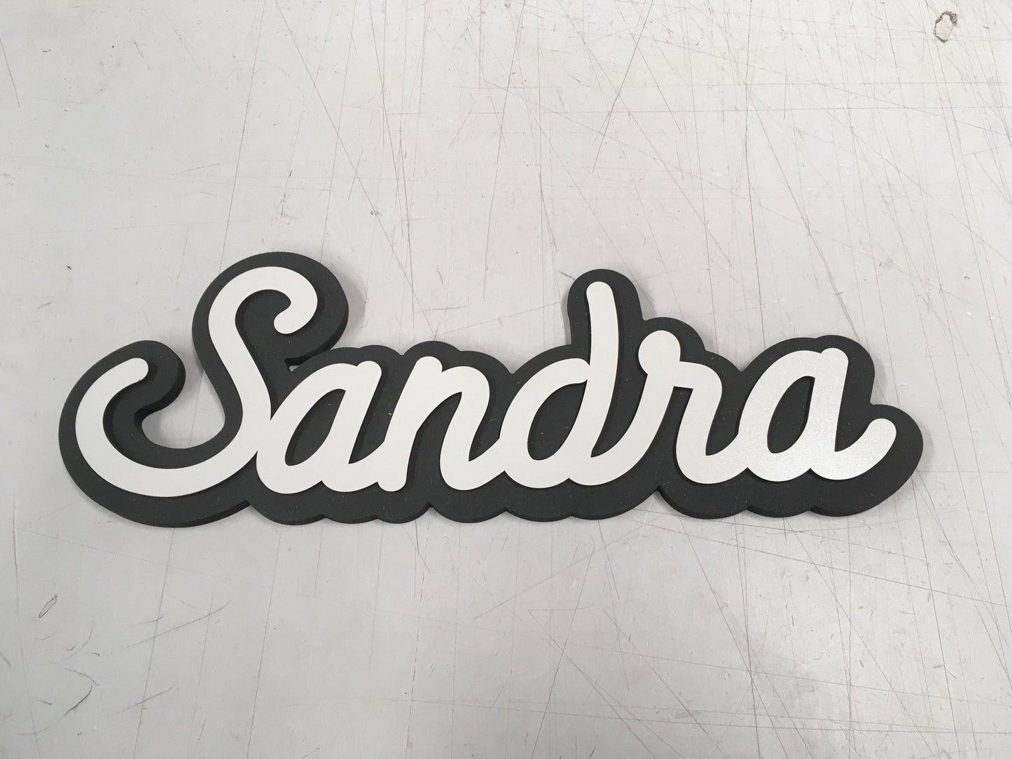 Nombres de madera combinando varios colores y acabados