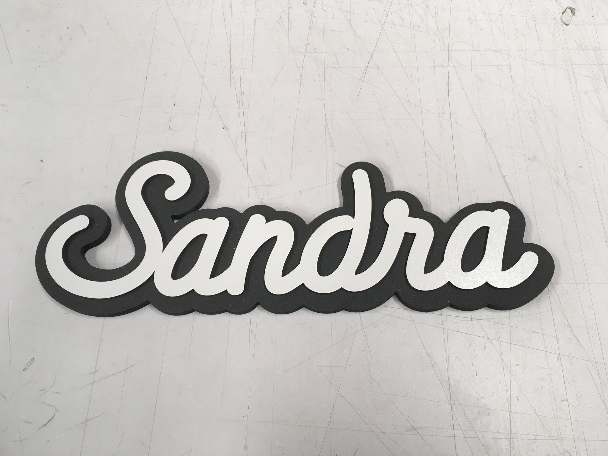 Nombres de madera combinando varios colores y acabados