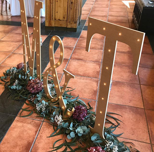 Letras blancas y de madera iluminadas de 1m/100 cms para bodas