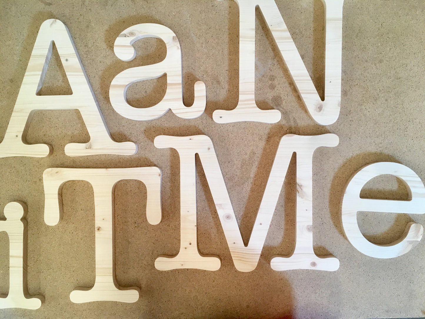 Letras de madera natural para formar nombres y frases