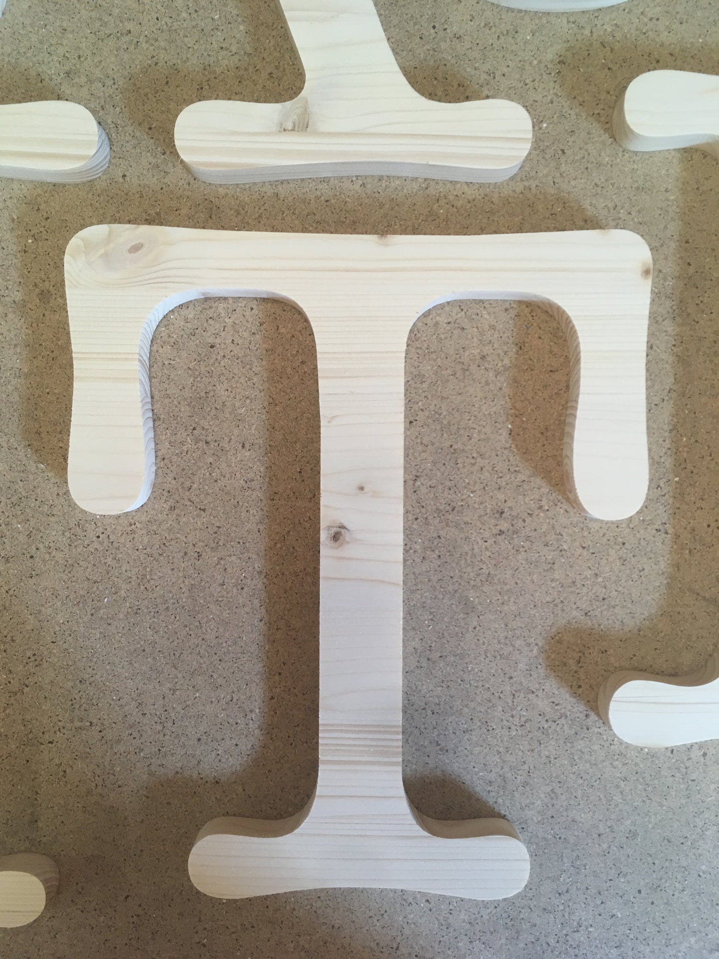 Letras de madera natural para formar nombres y frases