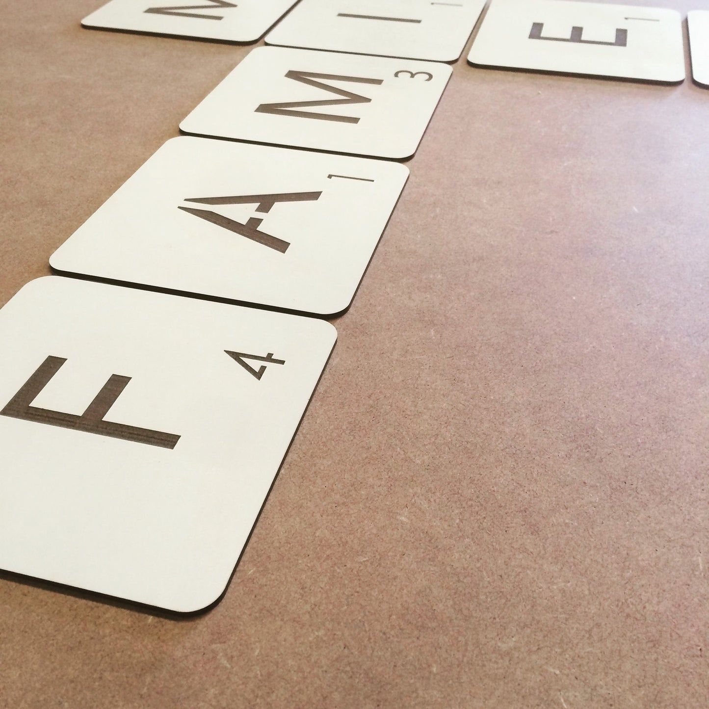 Letras SCRABBLE adhesivas de madera para decoración de pared