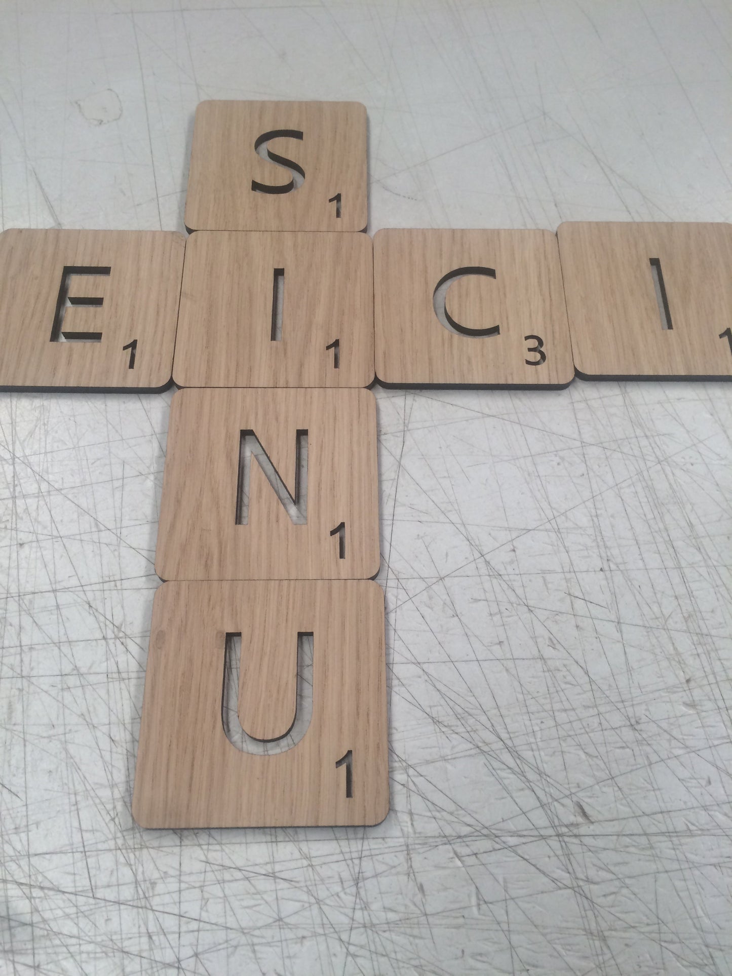 Letras SCRABBLE adhesivas de madera para decoración de pared