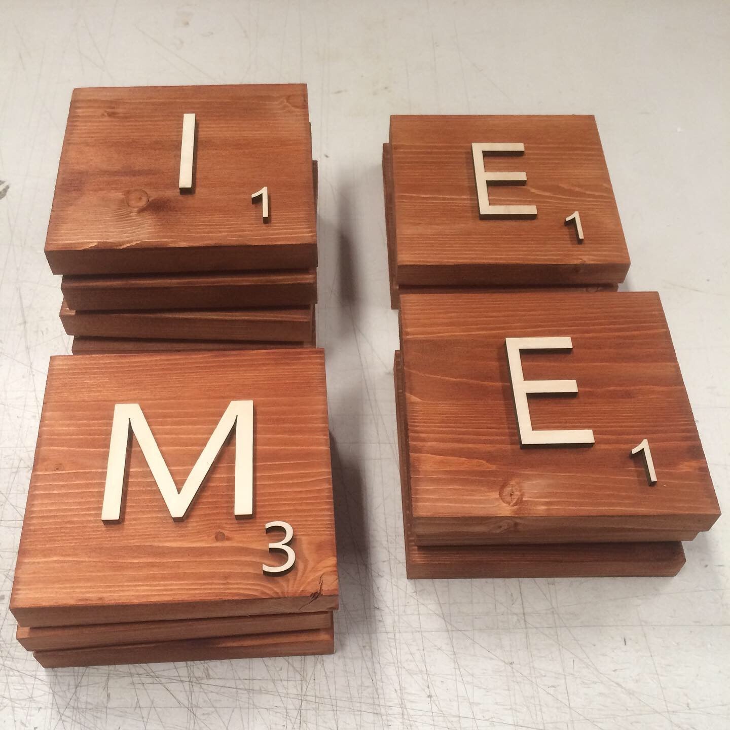 Letras decorativas Scrabble grandes marrón