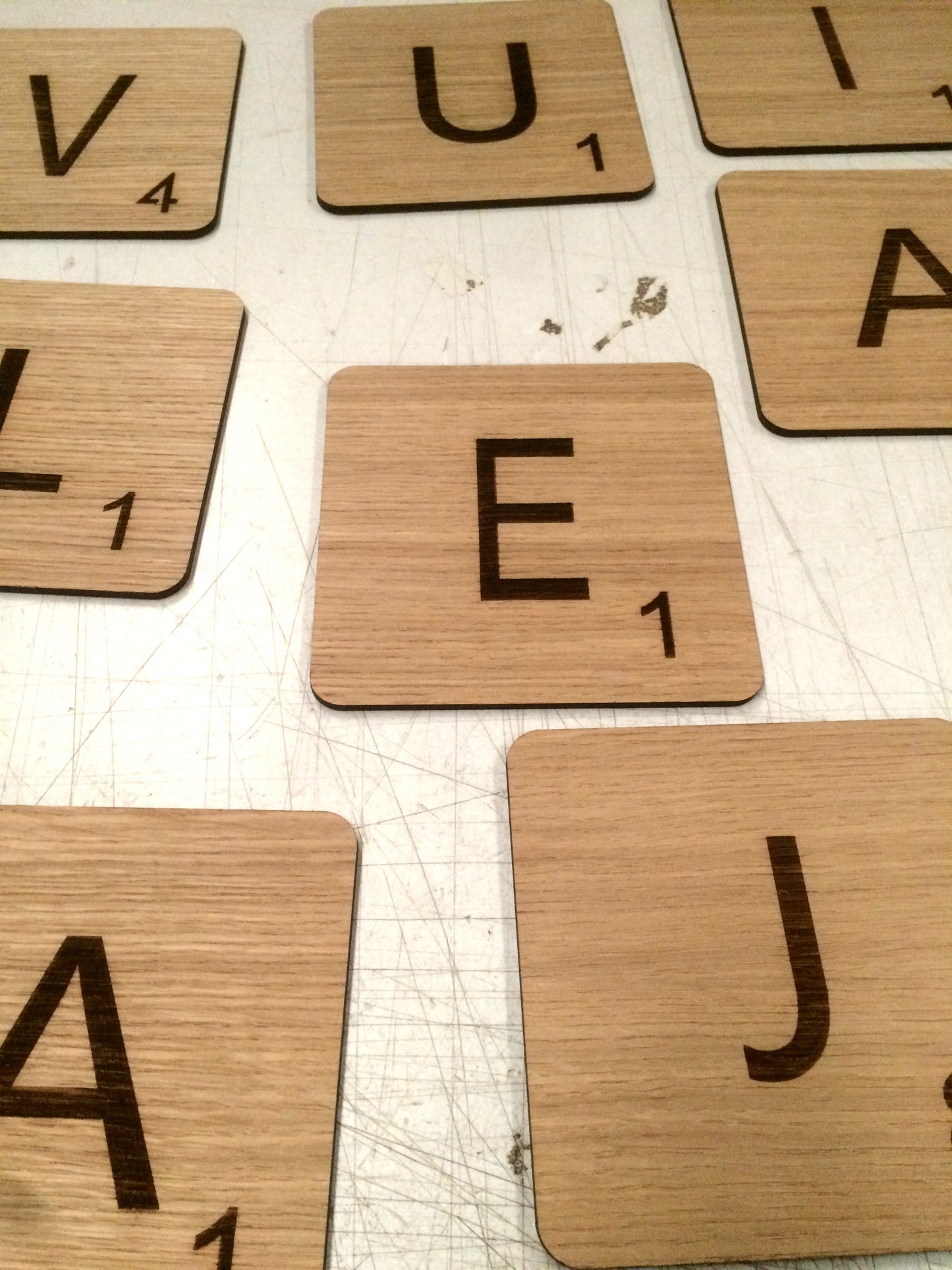 Letras SCRABBLE adhesivas de madera para decoración de pared