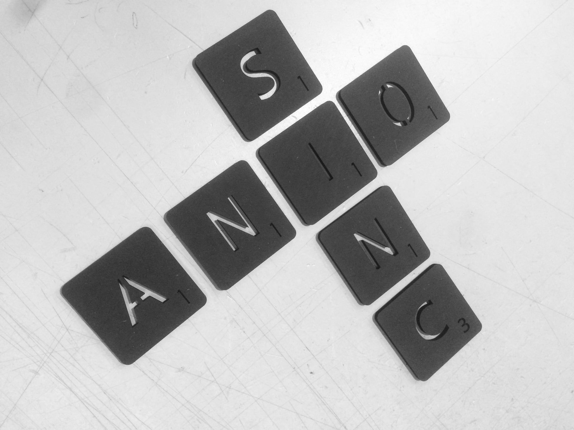 Letras especiales de madera negra y troqueladas