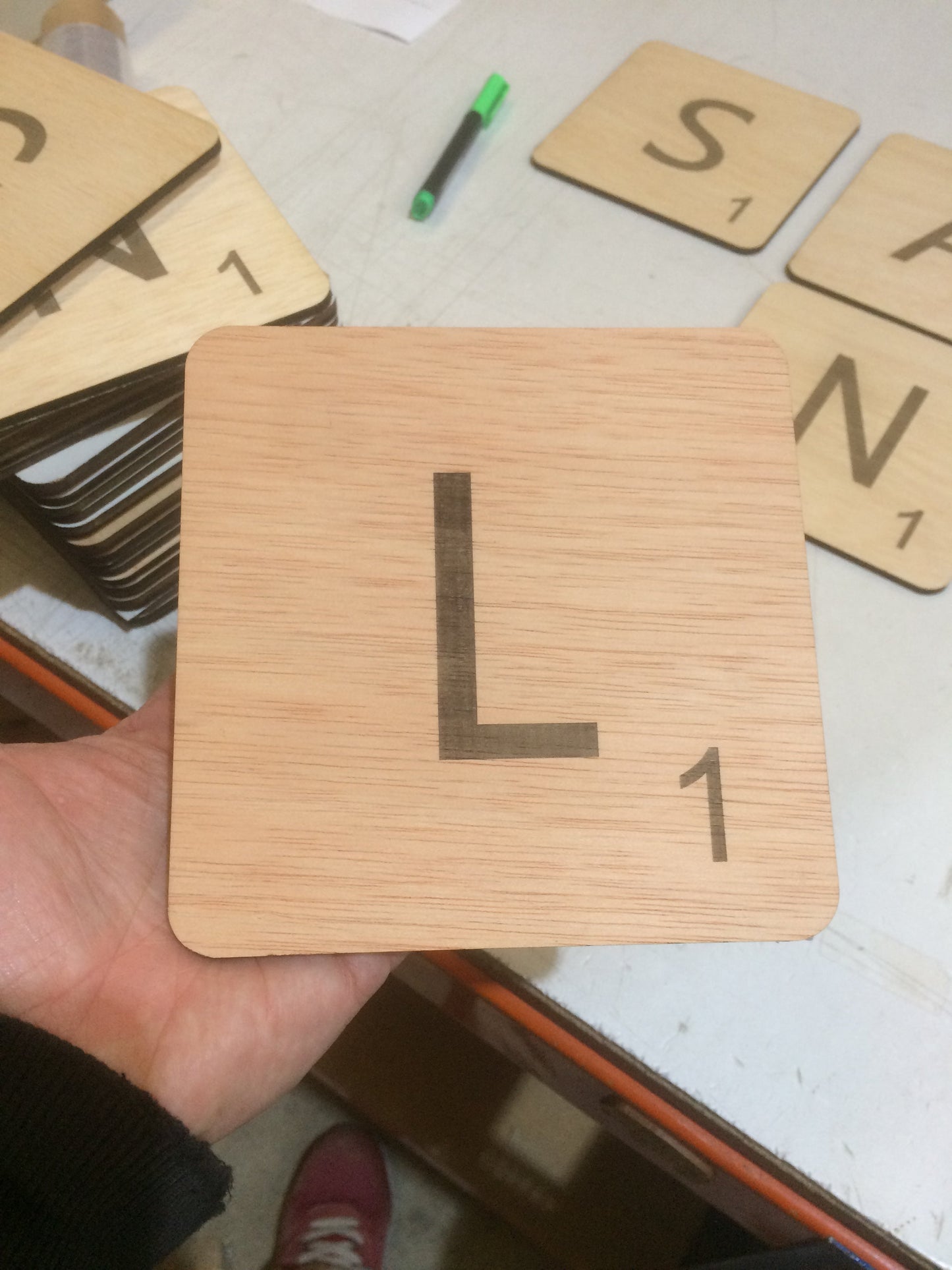 Letras SCRABBLE adhesivas de madera para decoración de pared