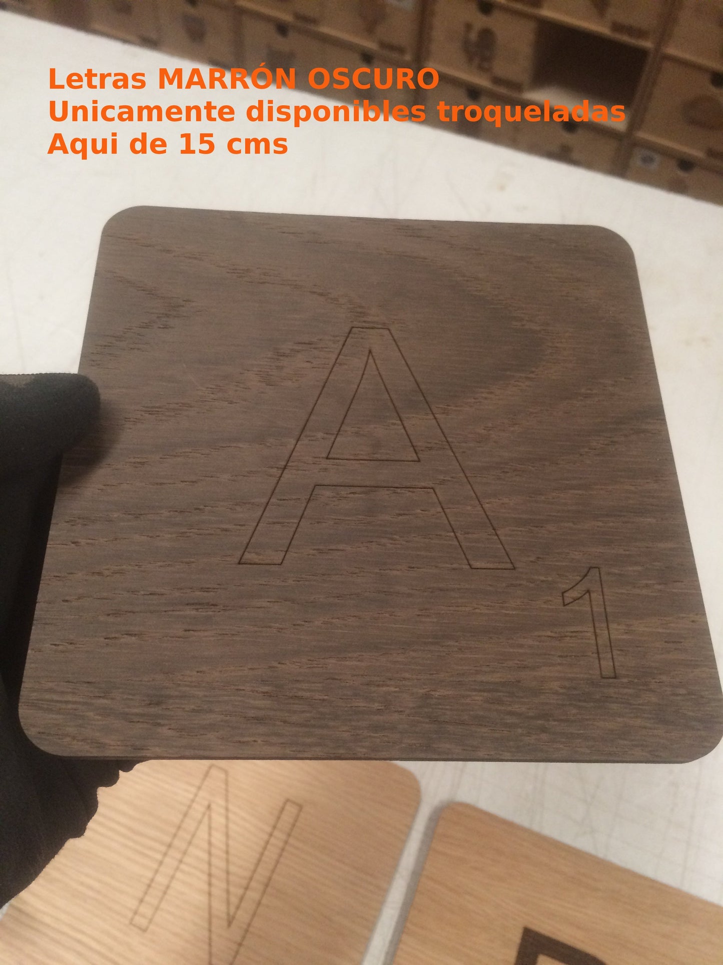 Letras SCRABBLE adhesivas de madera para decoración de pared