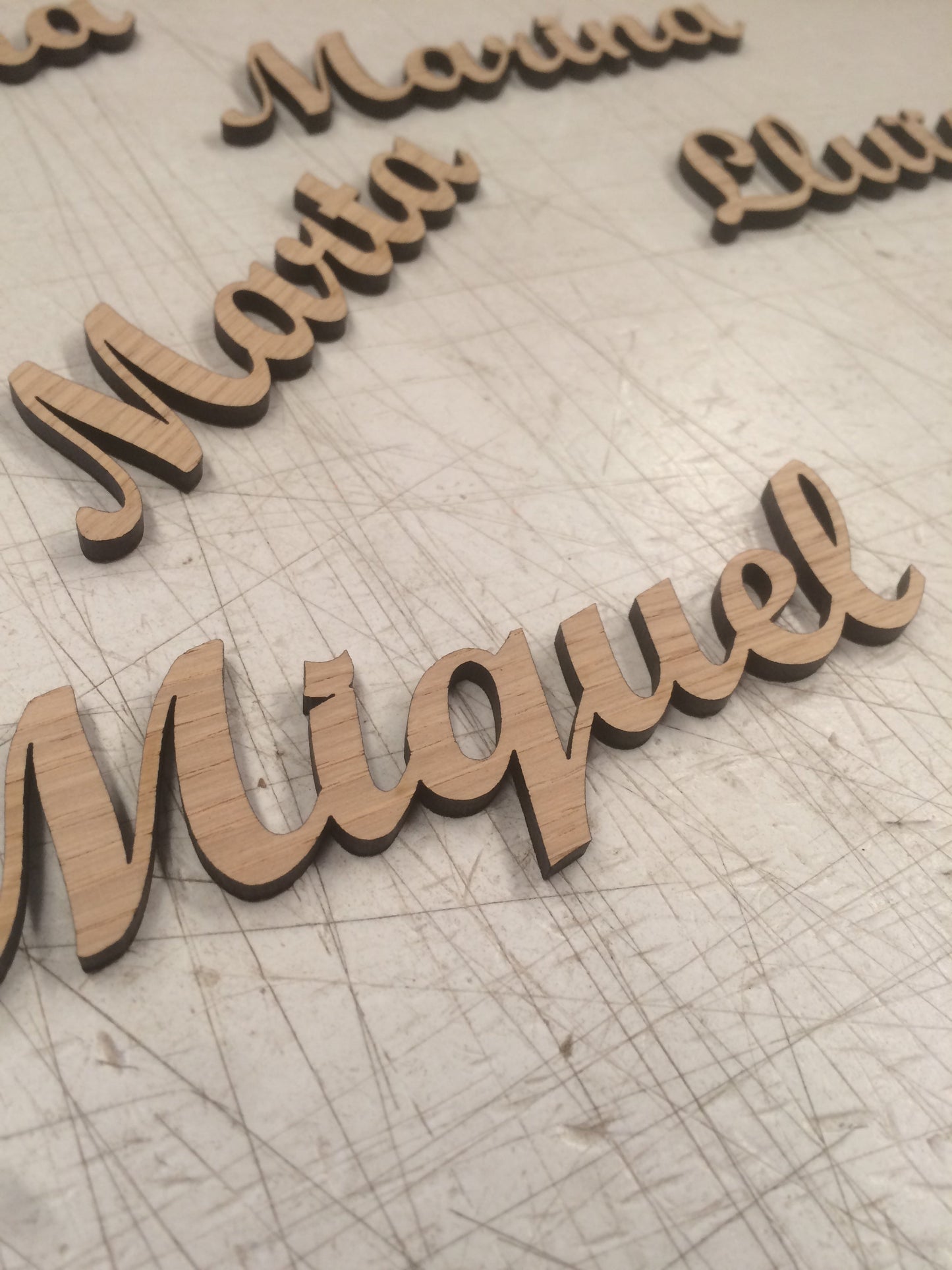 Nombre pequeño de madera de 11 cms