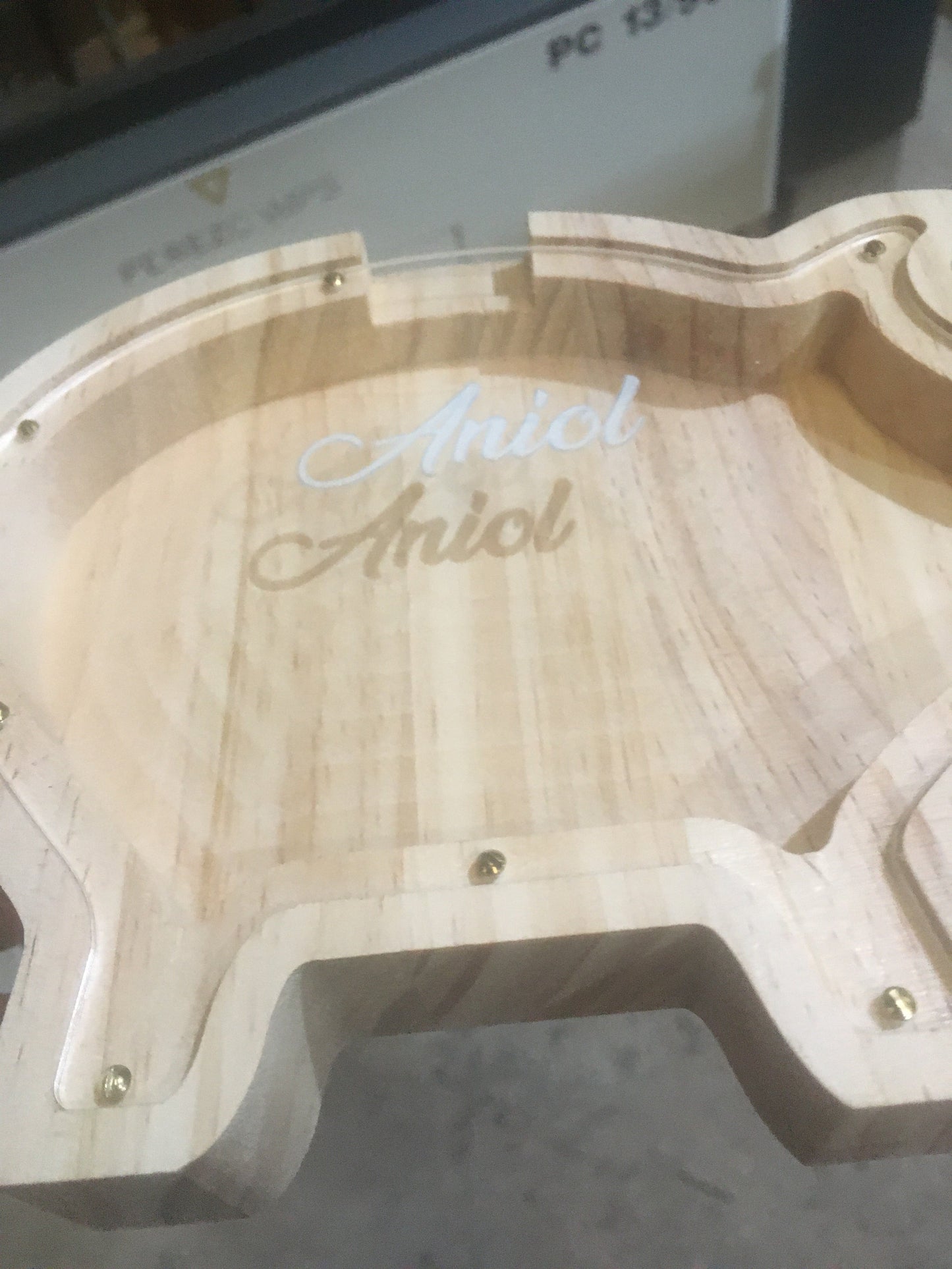 Hucha de madera con diseño de cerdito