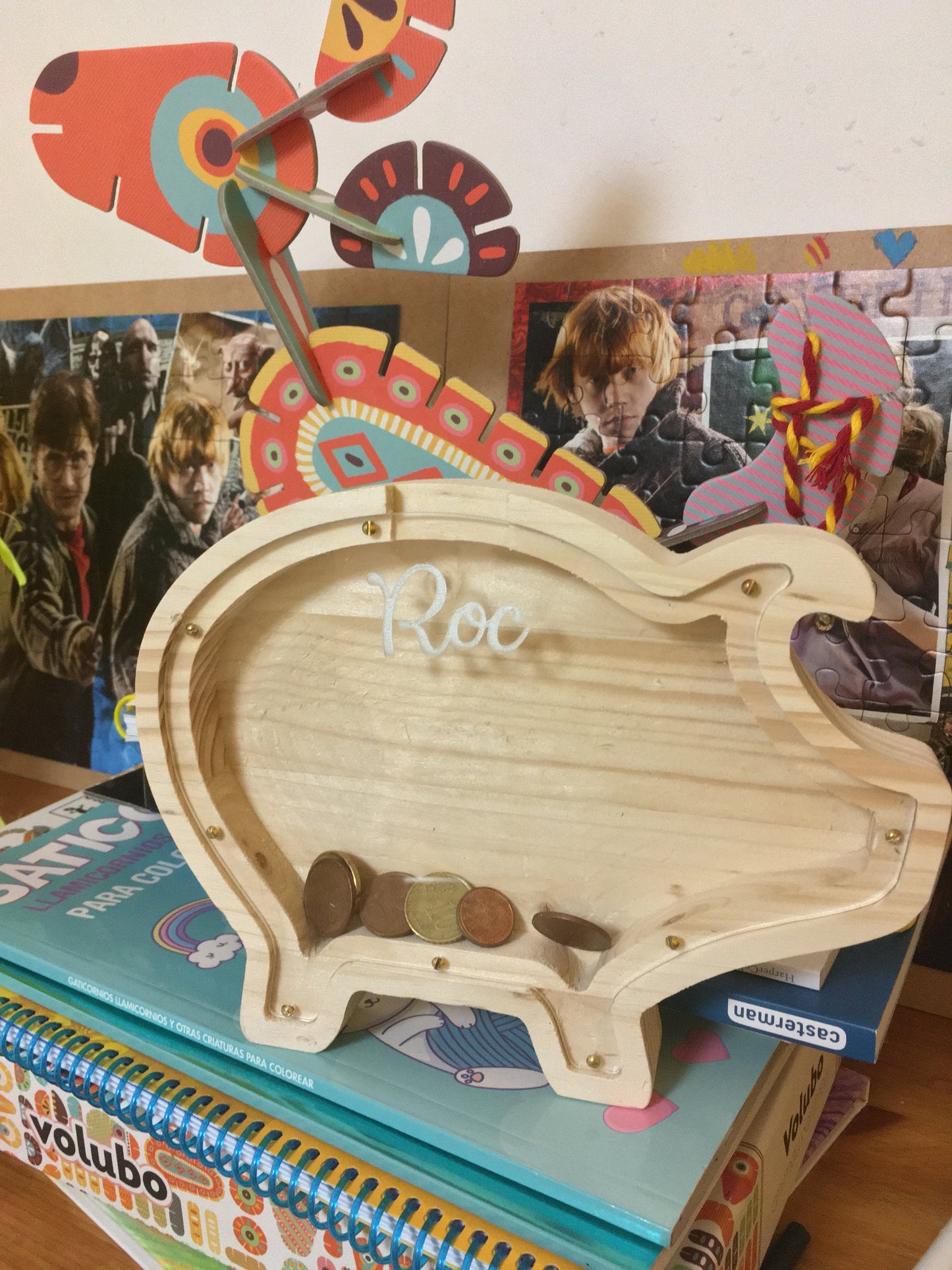 Hucha de madera con diseño de cerdito