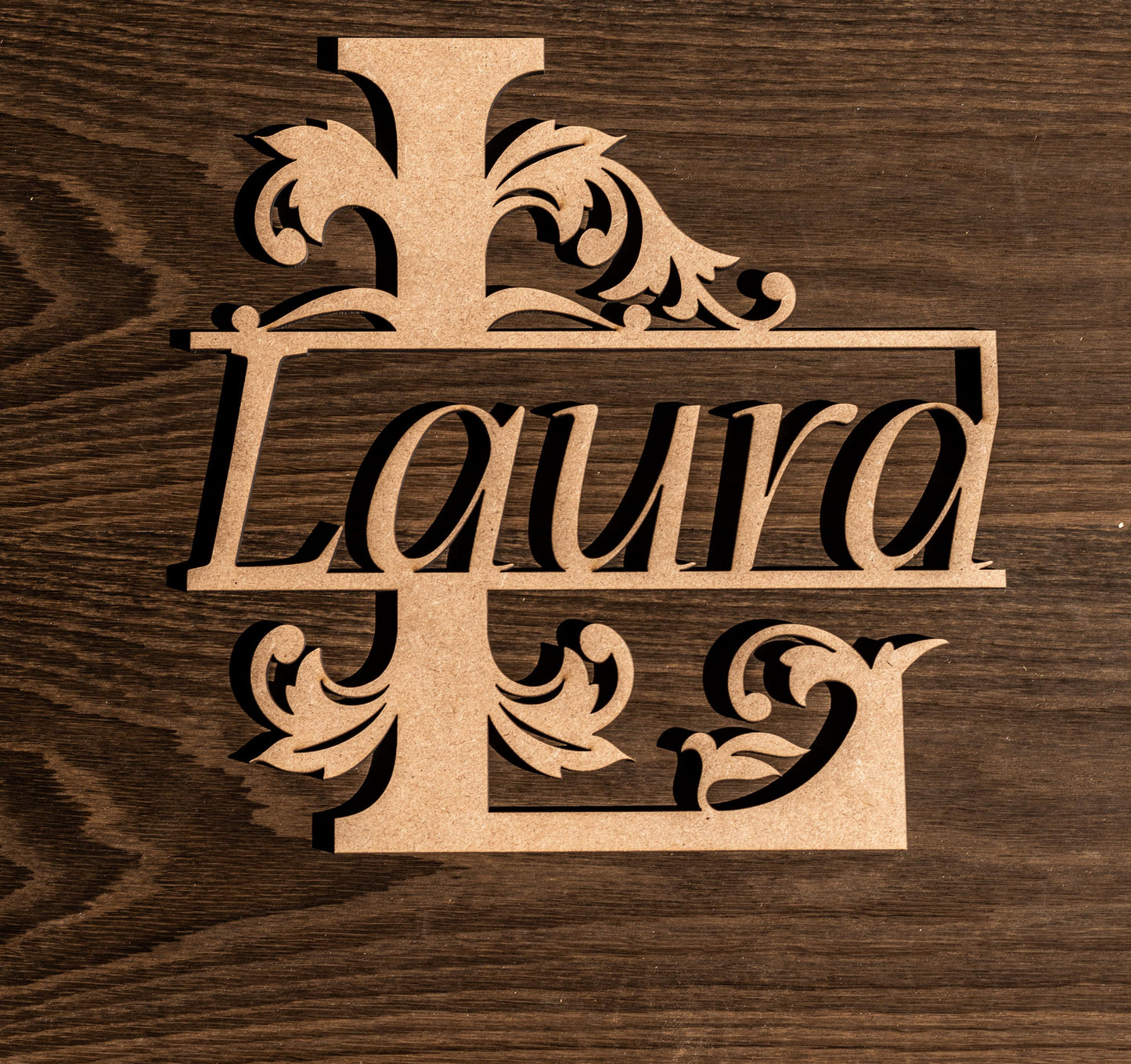 Nombre decorativo con inicial, en madera