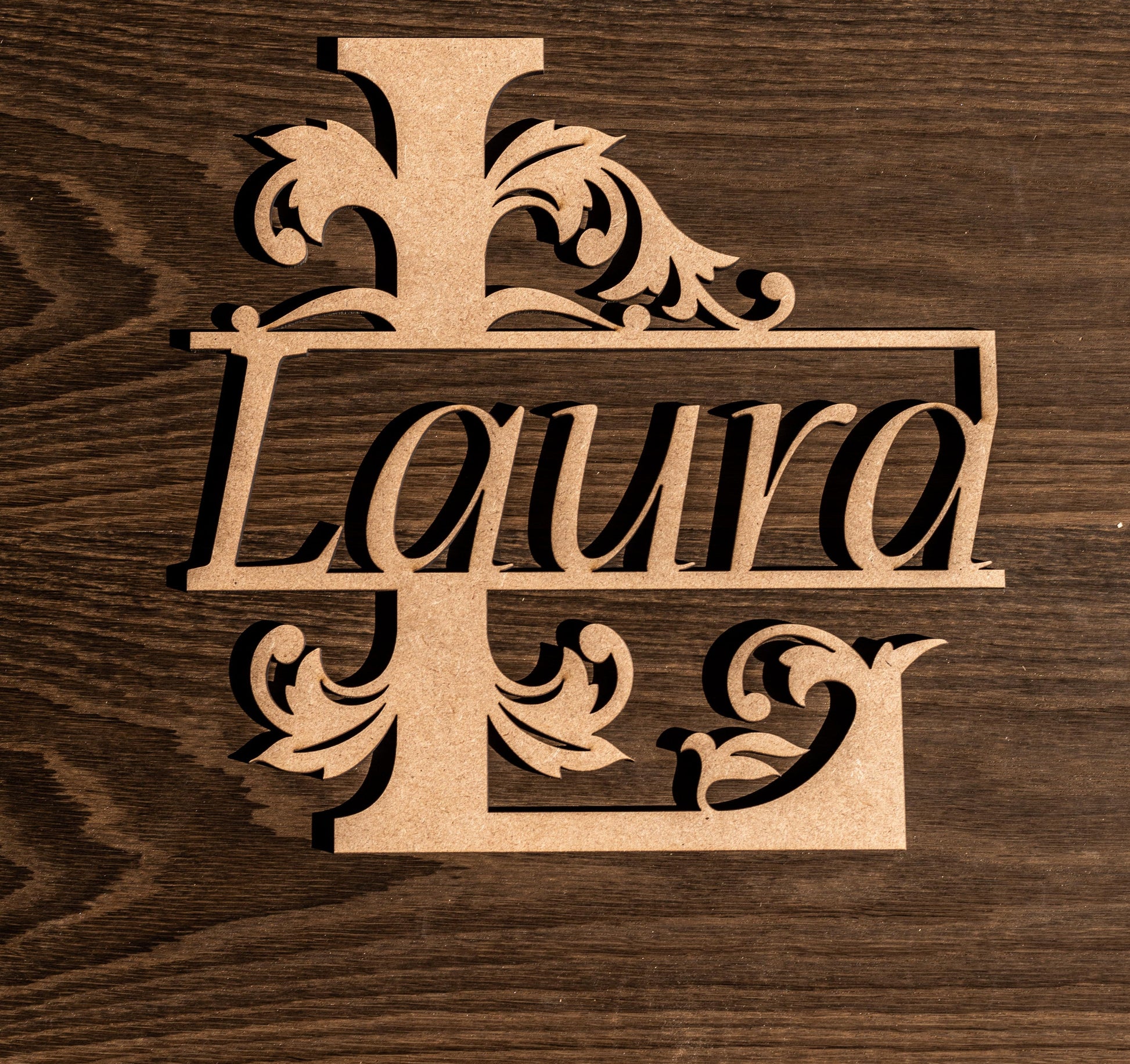 Nombre decorativo con inicial, en madera