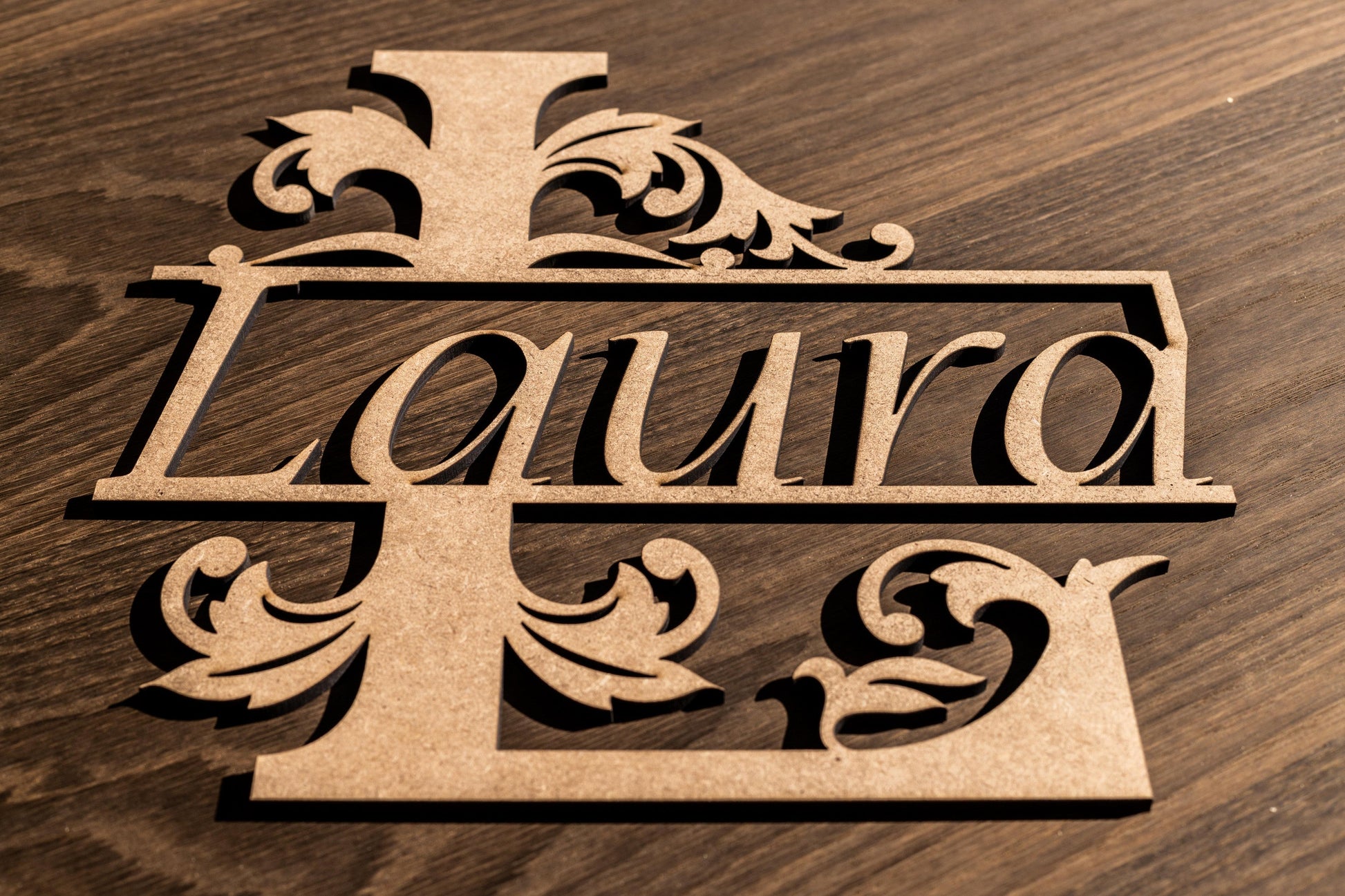 Nombre personalizado de madera con inicial