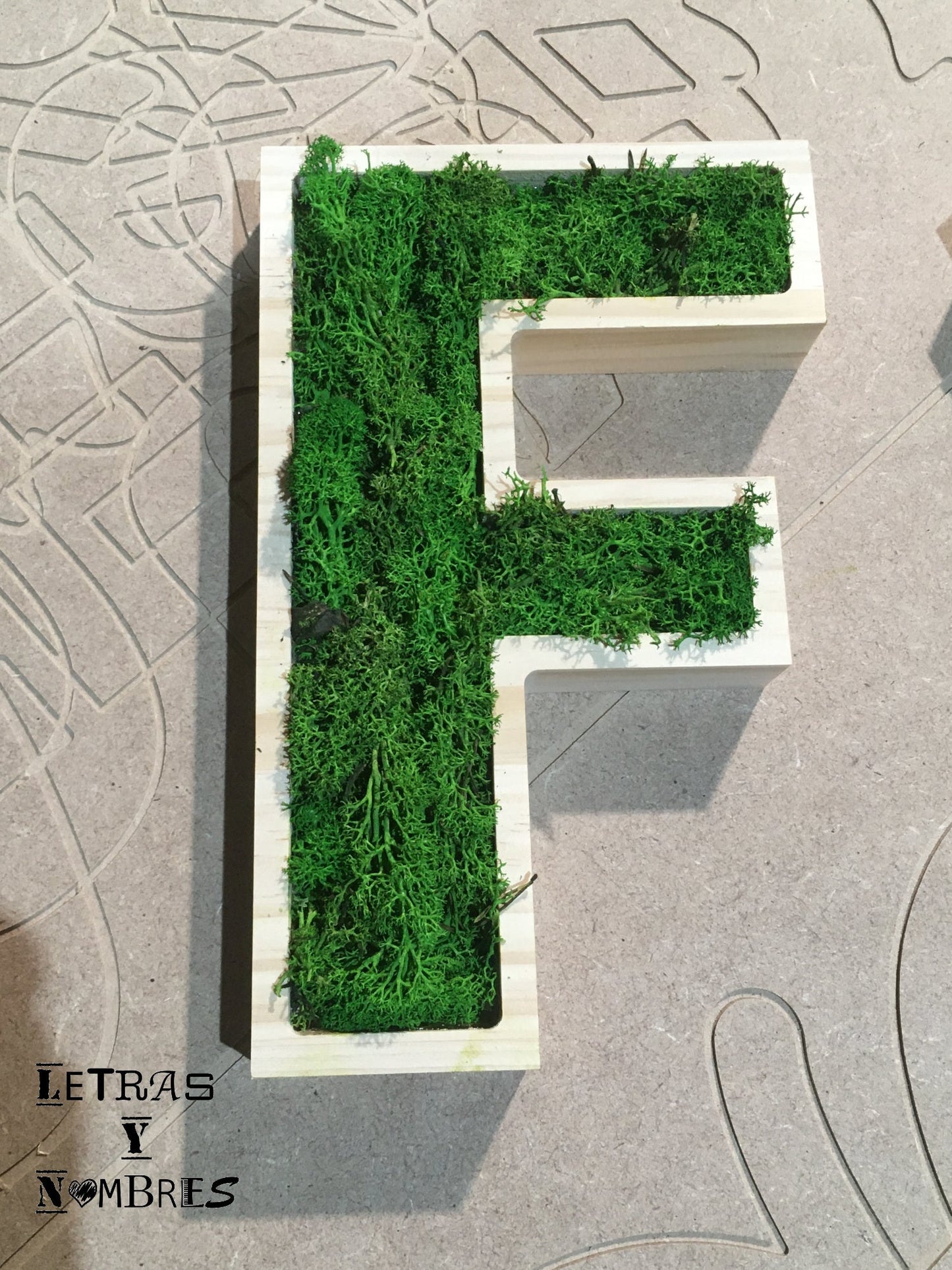 Letras Iniciales de Madera con musgo verde