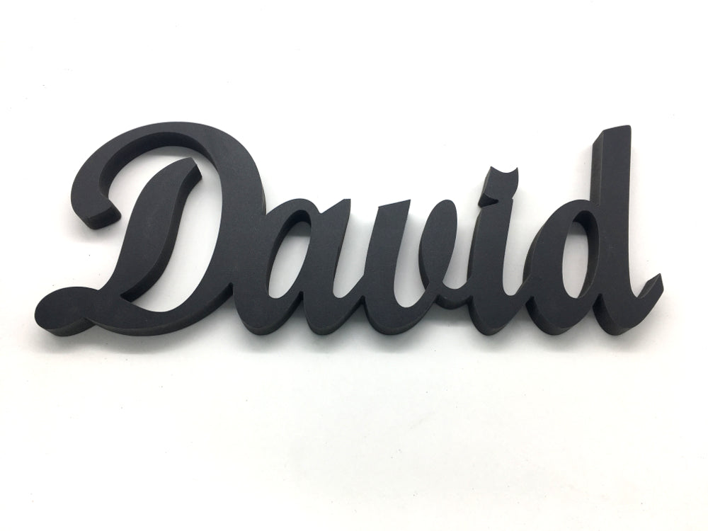 Nombres de madera negra para colgar en la pared de una habitación