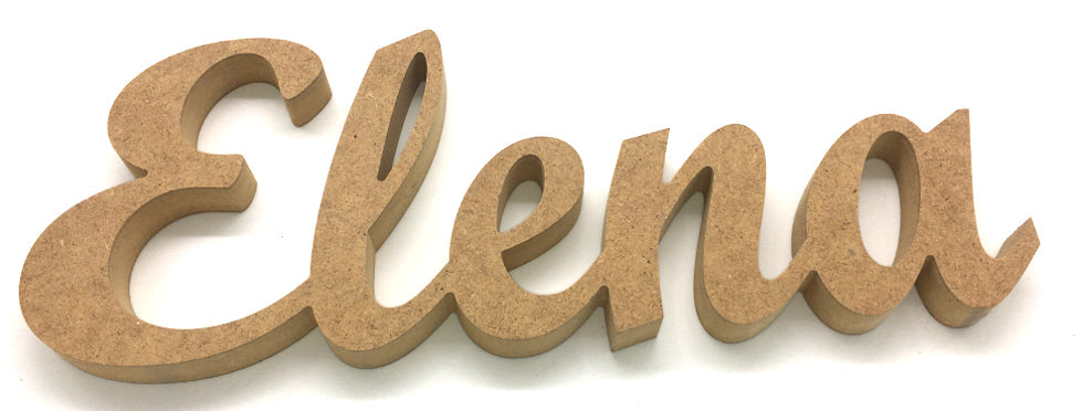 Nombres de madera marrón para colgar en la pared de una habitación