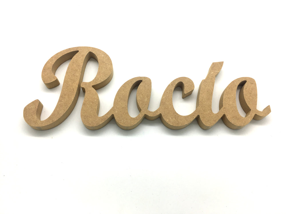 Nombres de madera marrón para colgar en la pared de una habitación