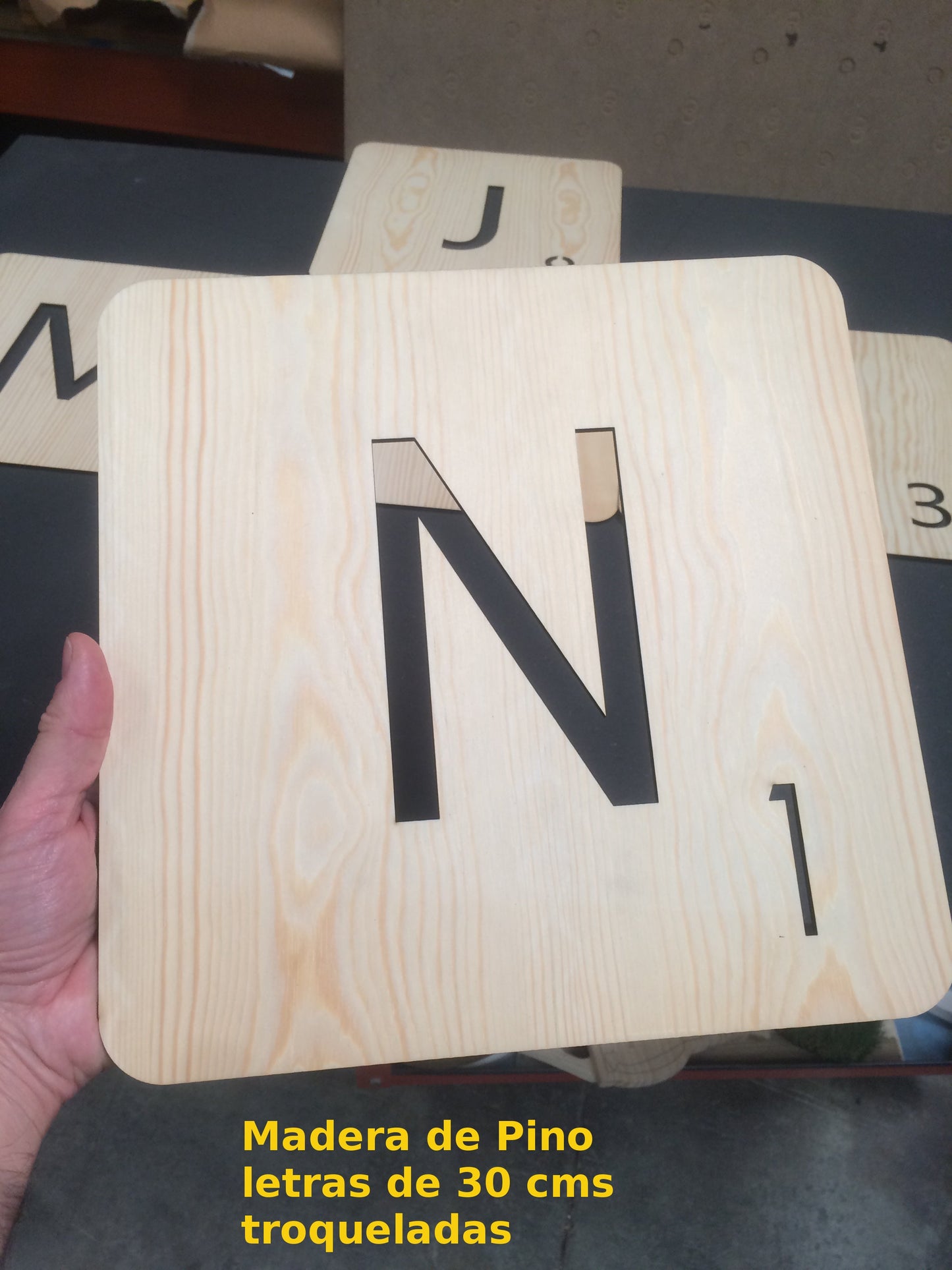 Letras SCRABBLE adhesivas de madera para decoración de pared