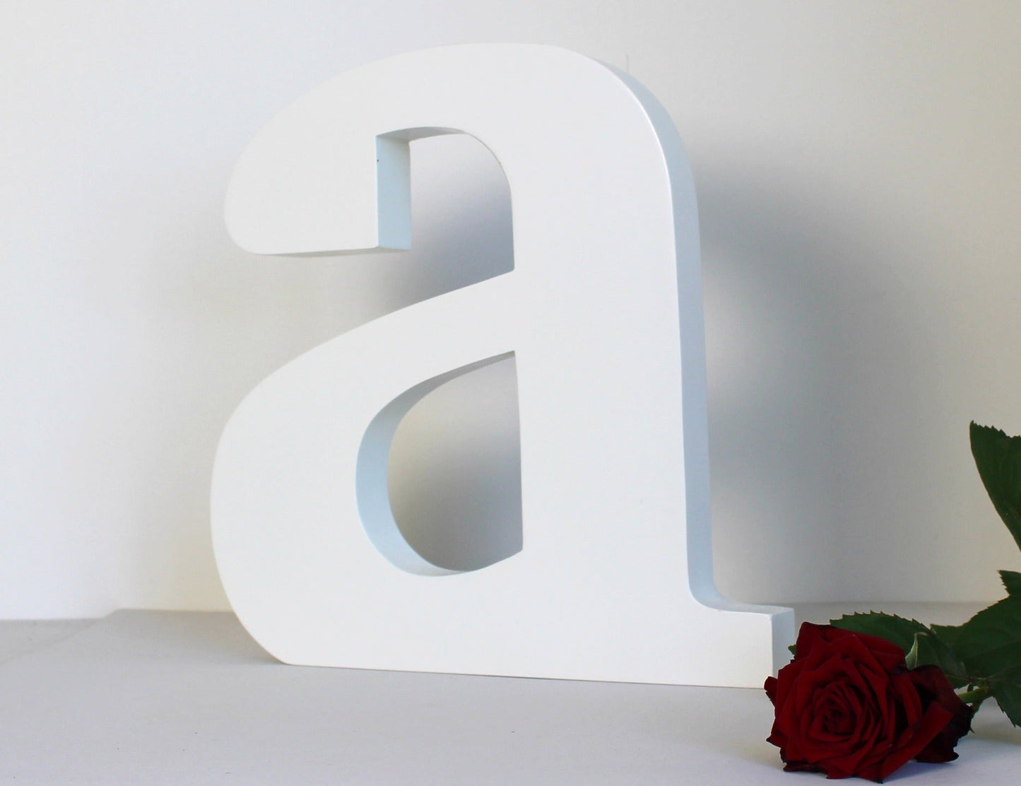 Letras corporeas y decorativas blancas de tamaño 10 a 100 cms