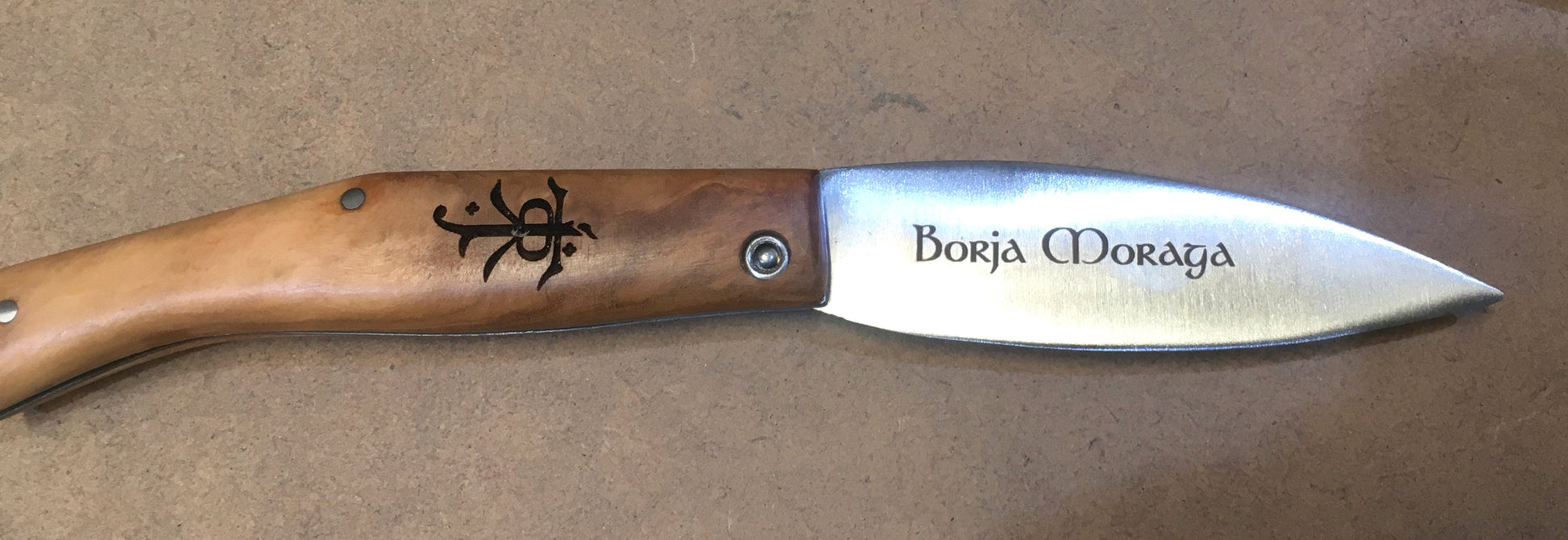 NAvaja personalizada con logo símbolo frase nombre en mango hoja metal