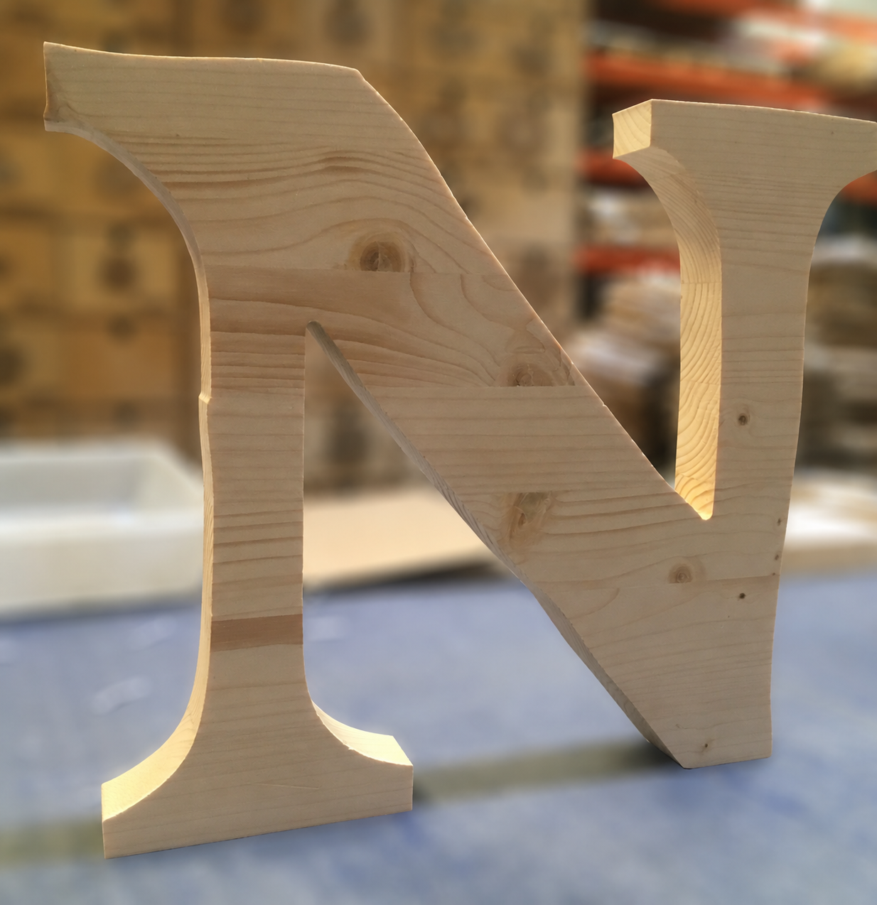 Letras grandes de madera natural