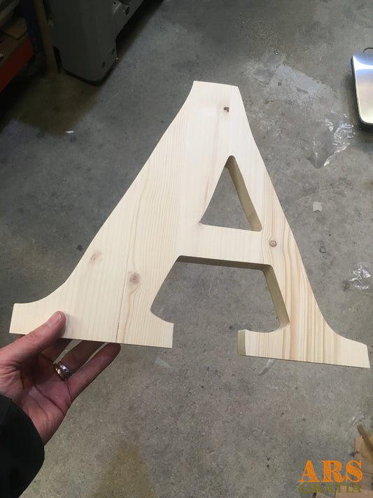 Letras grandes de madera natural