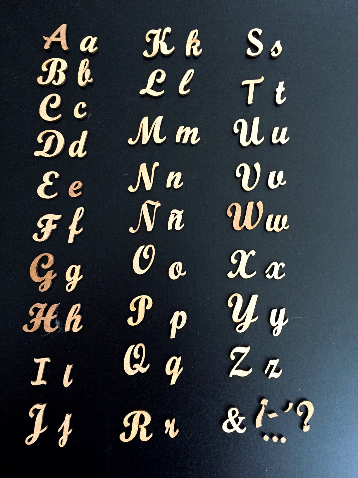 Abecedario de letras ligadas de madera, mayúsculas y minúsculas