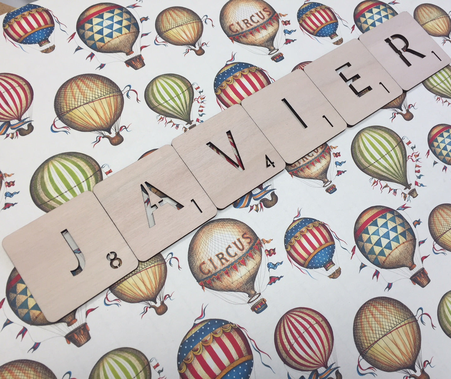 Letras de Scrabble de madera natural blanca de 7 cms para decoración de pared