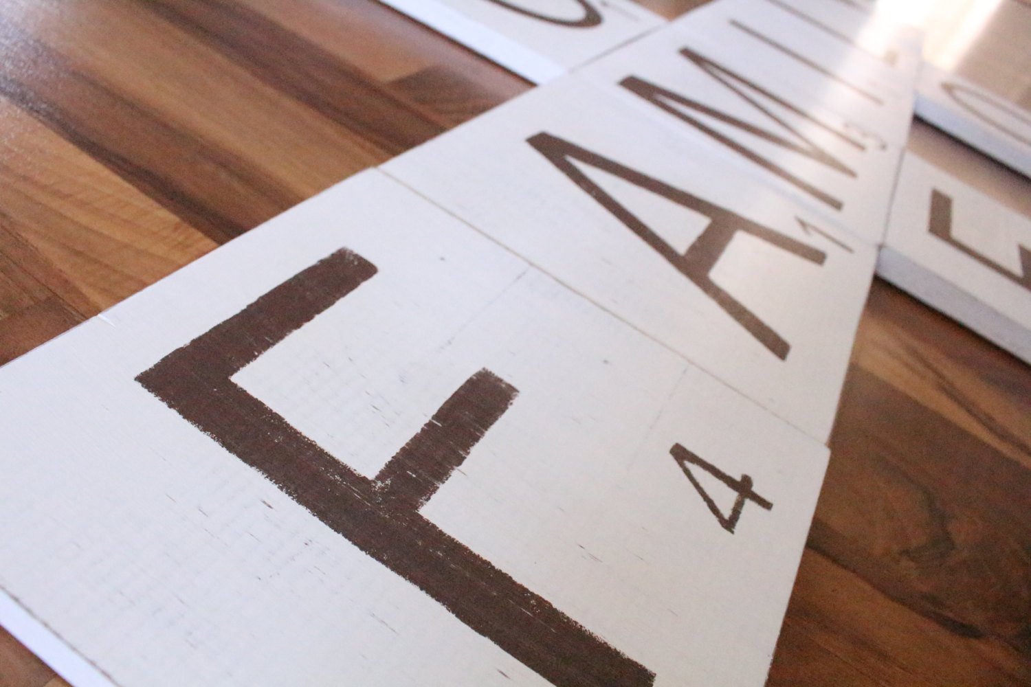 Letras blancas troqueladas