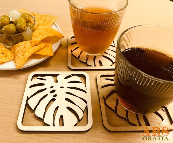 reposa-vasos de madera en forma de hojas de monstera