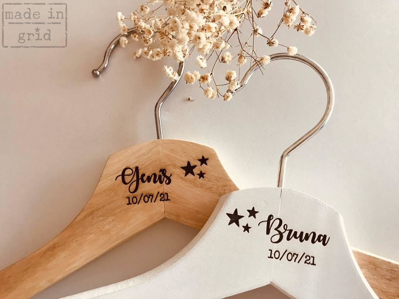 Perchas de madera para los novios