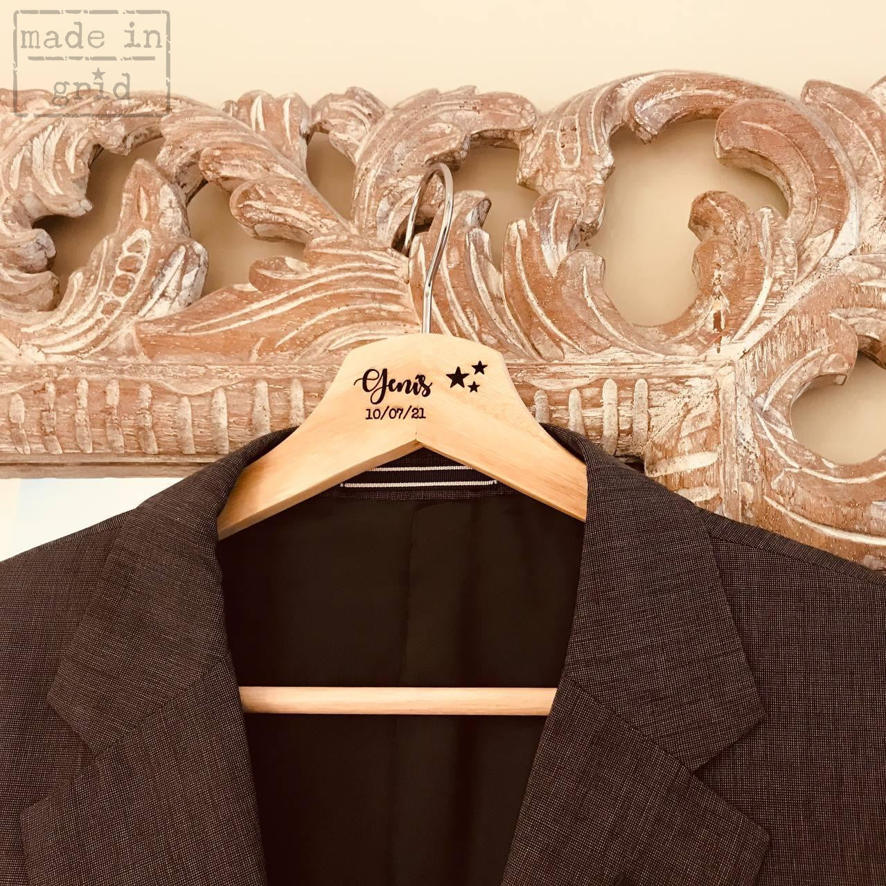 Percha de madera para traje novio