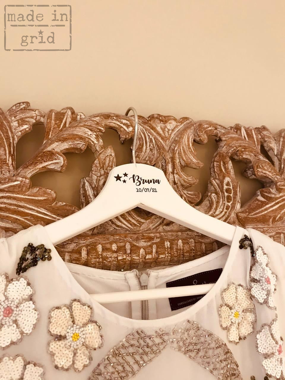 Percha blanca de madera para boda