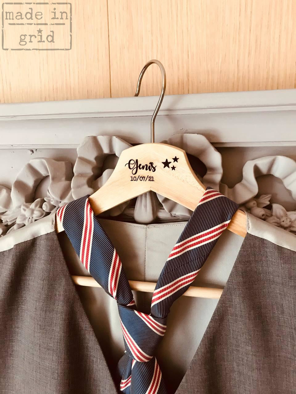 Percha de madera grabada para regalo