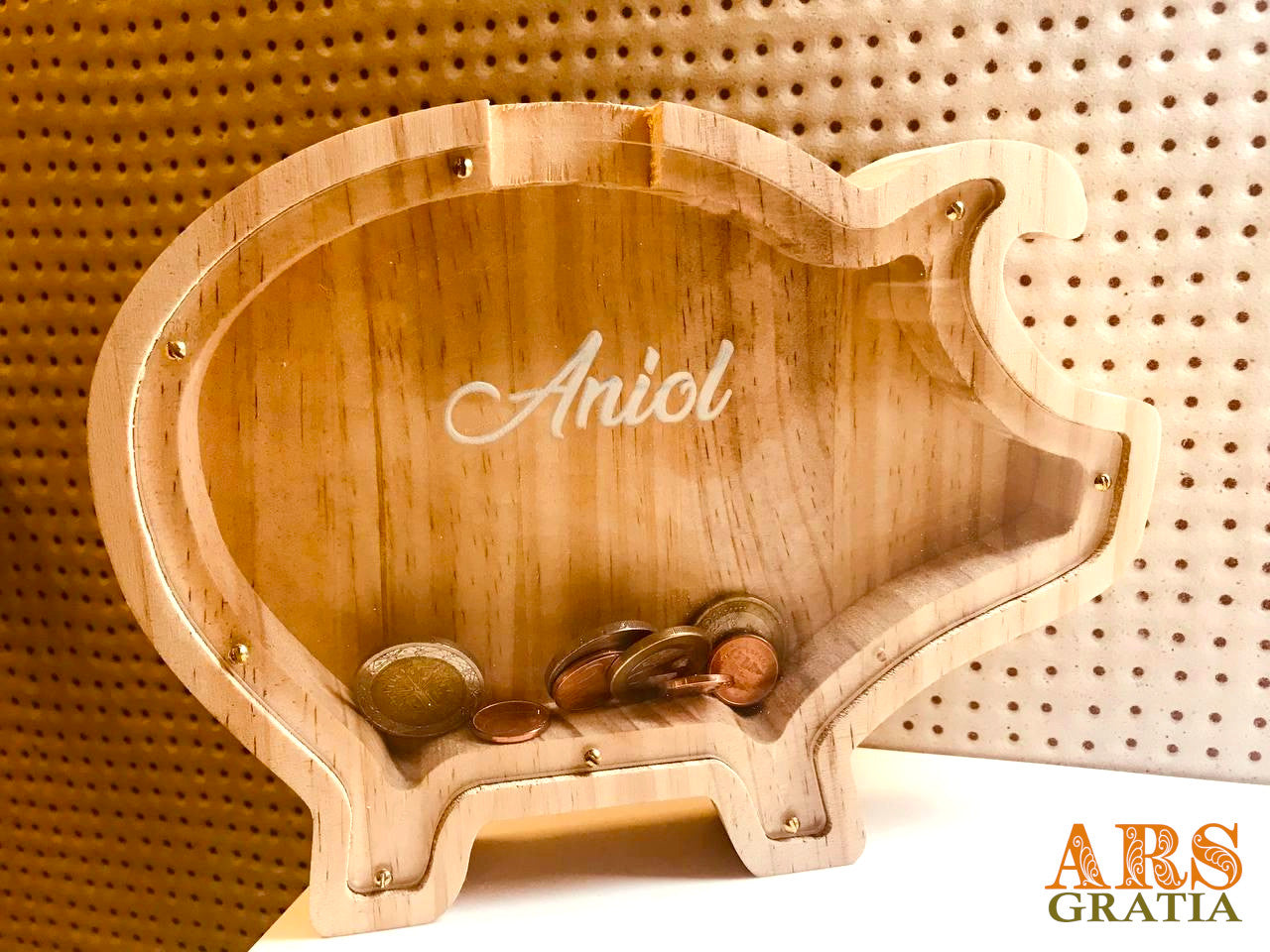 Hucha de madera con diseño de cerdito