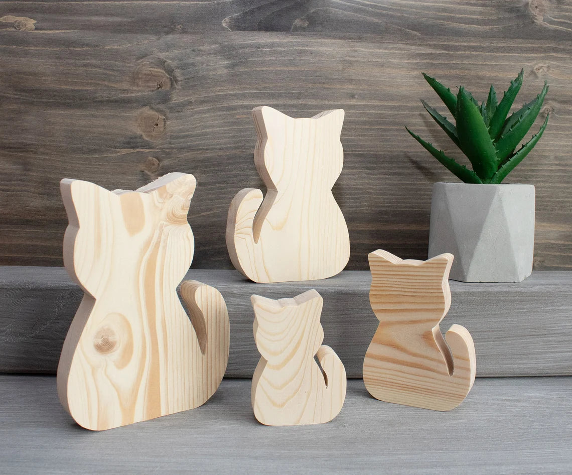 Gatitos decorativos de madera natural