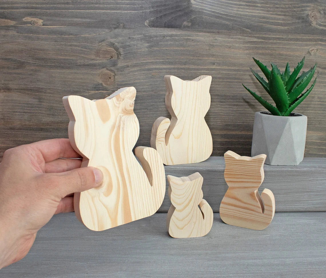 Gatitos decorativos de madera natural